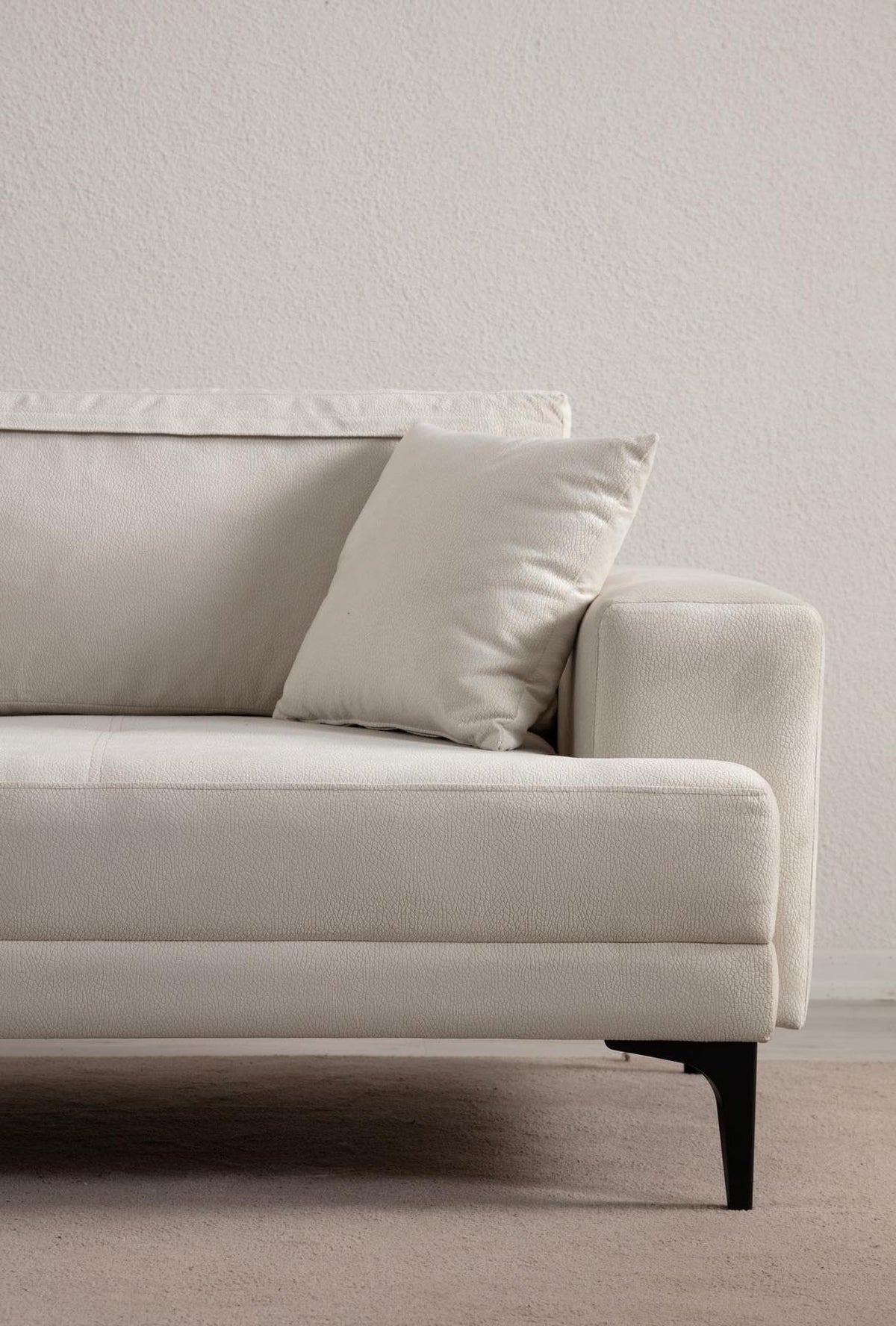 Astana 3 Sitzer Sofa - Ecru in Ecru präsentiert im Onlineshop von KAQTU Design AG. 3er Sofa ist von Atelier Del Sofa