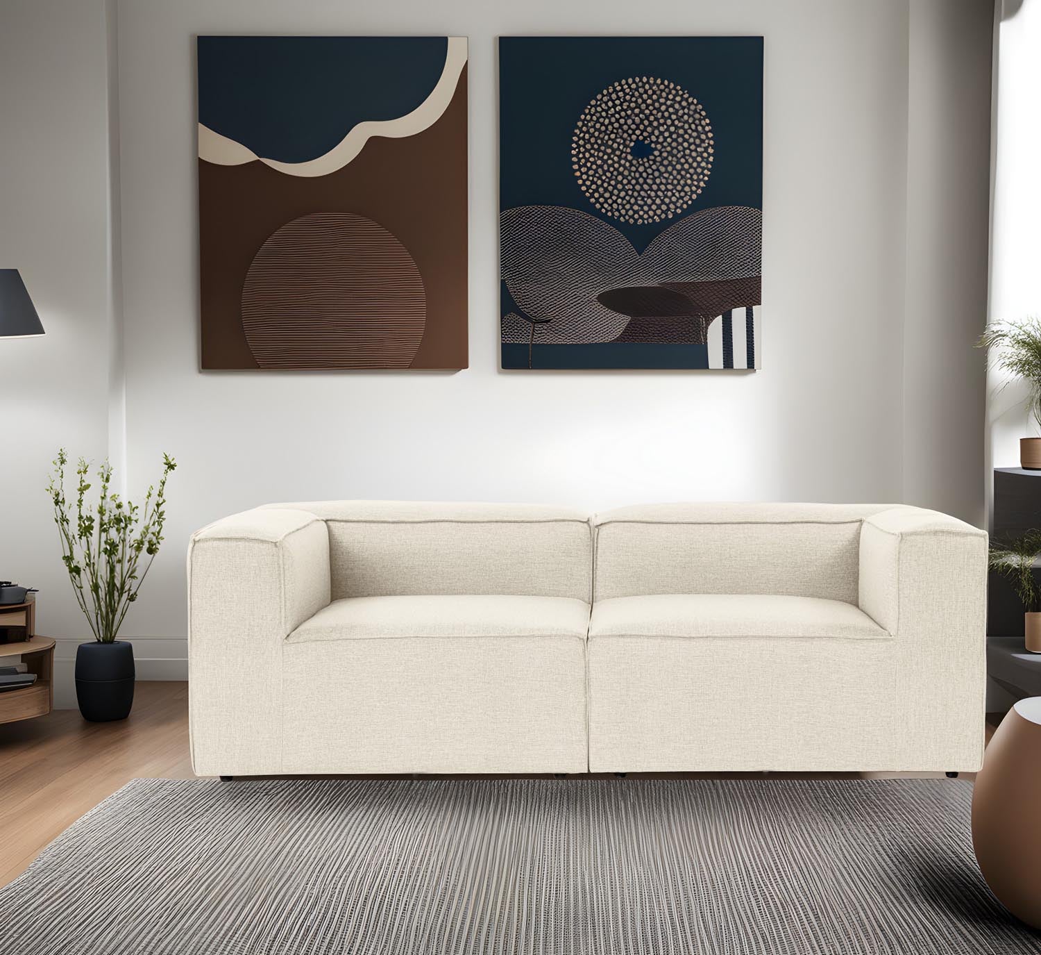 Entdecken Sie das Fora 2 2er Sofa in Ecru von Atelier Del Sofa – ein elegantes Möbelstück, das Komfort und Stil harmonisch vereint.