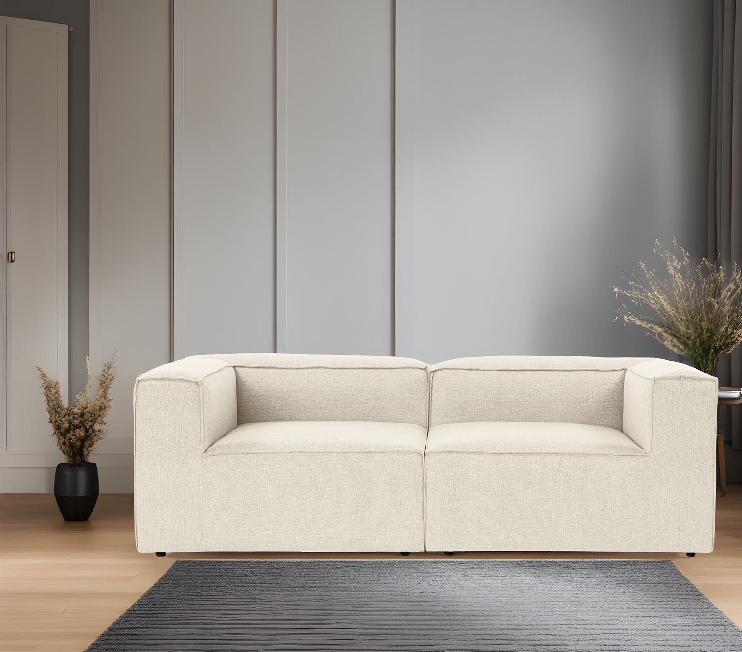 Entdecken Sie das Fora 2 2er Sofa in Ecru von Atelier Del Sofa – ein luxuriöses Möbelstück, das Komfort und Stil vereint und Ihr Zuhause aufwertet.