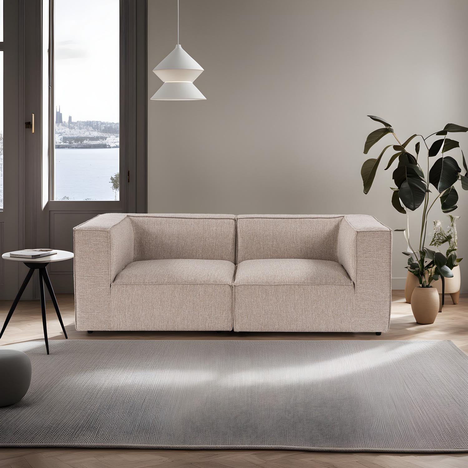 Erleben Sie das Sora 2 Sofa in Sandbeige – ein stilvolles Möbelstück, das Luxus und Gemütlichkeit in Ihr Zuhause bringt. Perfekt für entspannte Stunden.
