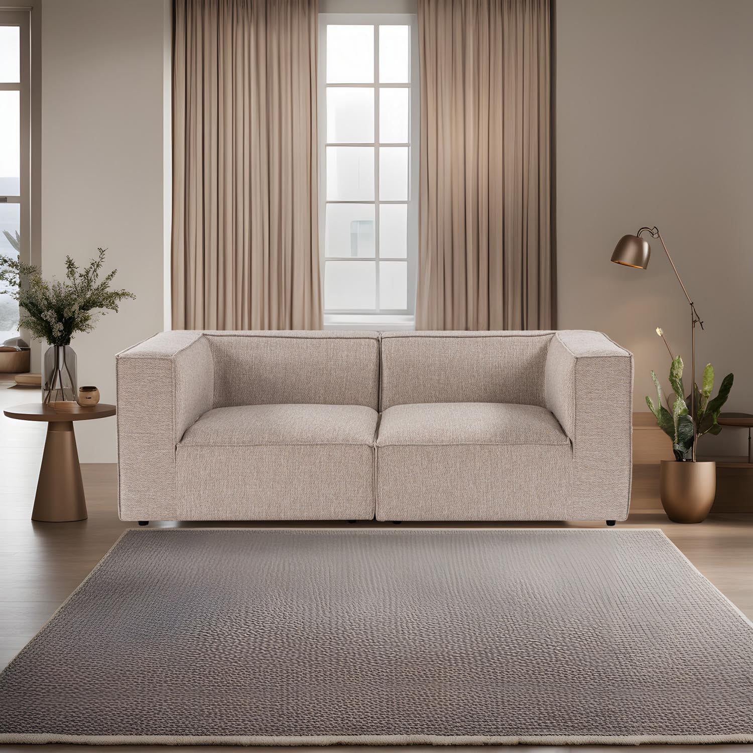 Entdecken Sie das Sora 2 Sofa in Sandbeige – ein elegantes 2-Sitzer Möbelstück, das Komfort und zeitlose Schönheit in Ihr Wohnzimmer bringt.