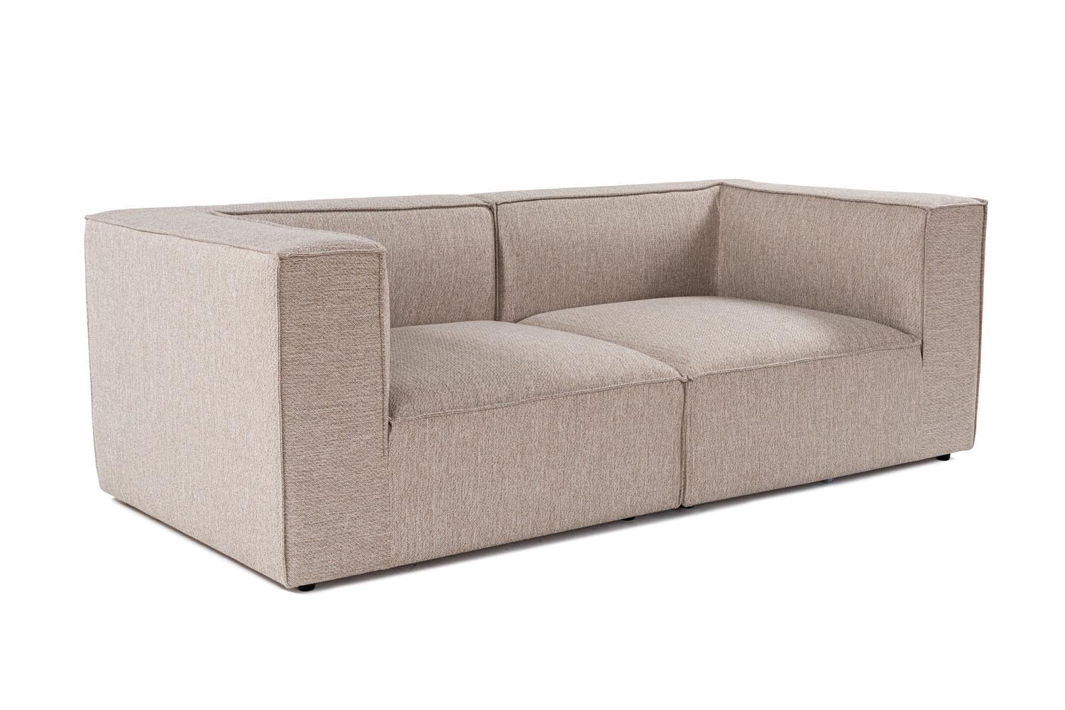 Entdecken Sie das Sora 2 Sofa in Sandbeige – ein elegantes 2-Sitzer Sofa, das höchsten Komfort und stilvolles Design für Ihr Wohnzimmer vereint.