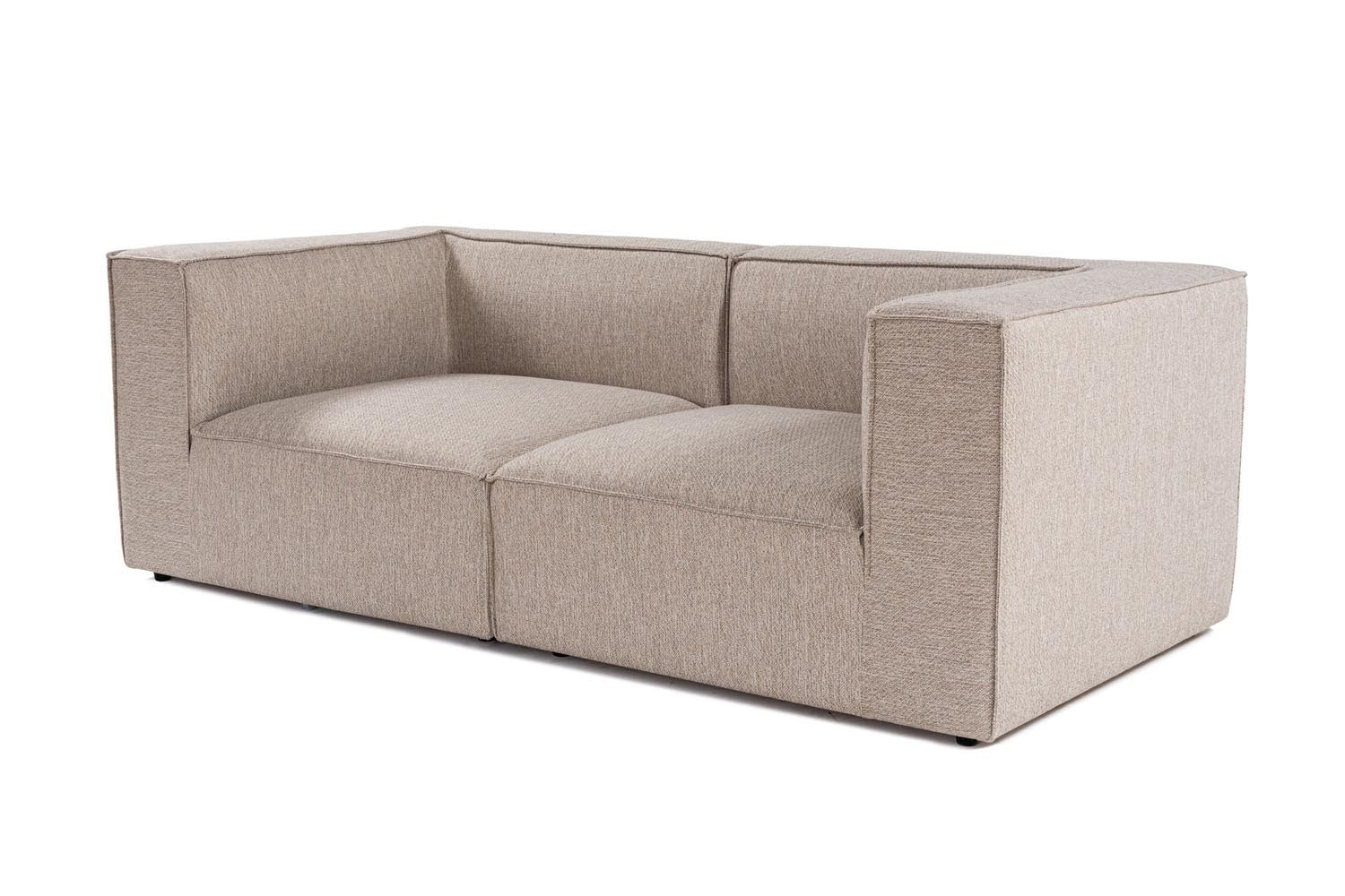 Erleben Sie das Sora 2 Sofa in Sandbeige – ein luxuriöses 2-Sitzer Sofa, das zeitlose Eleganz und unvergleichlichen Komfort in Ihr Zuhause bringt.