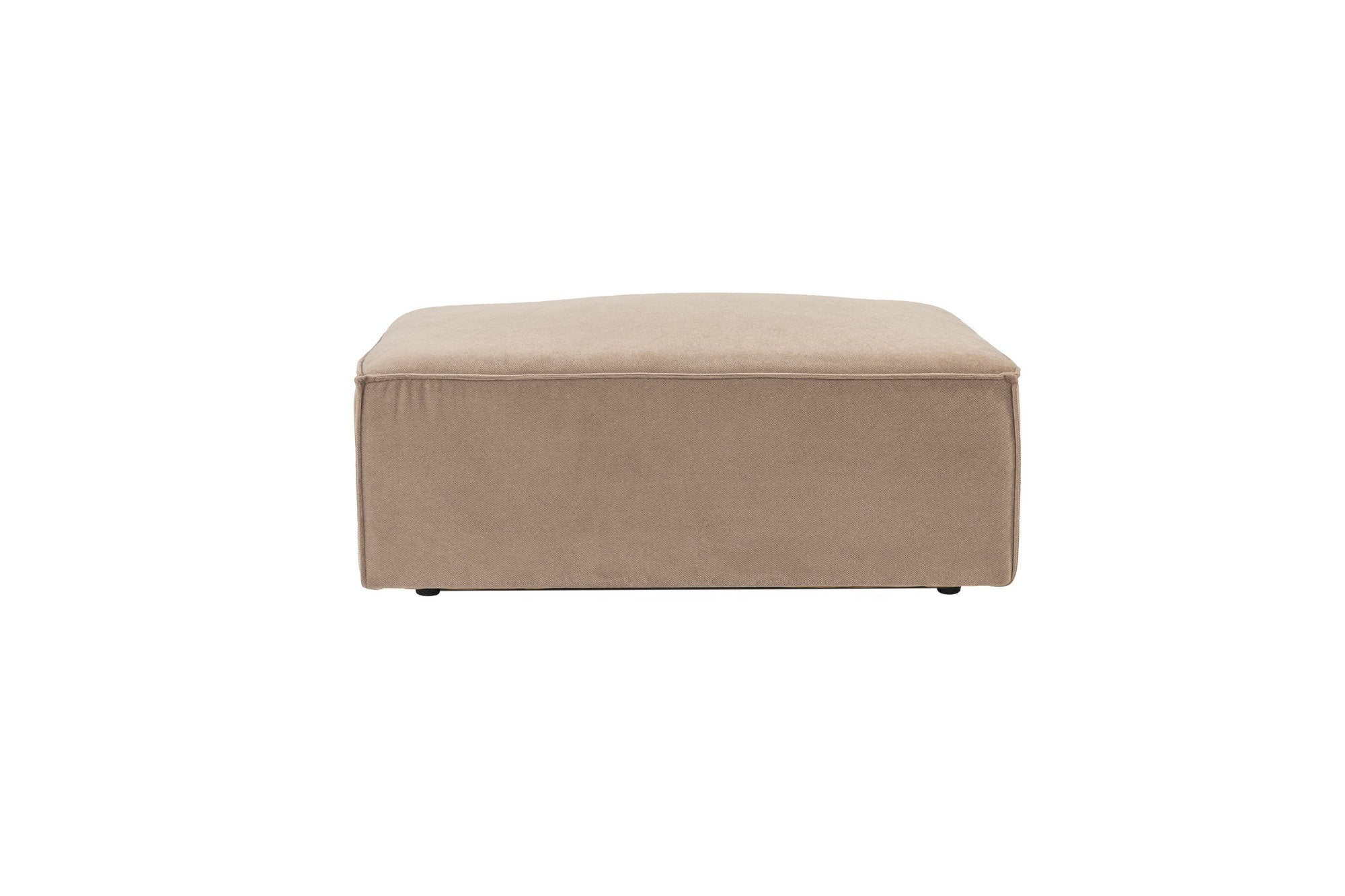 Erleben Sie den Sora Pouffe in Cappuccino von Atelier Del Sofa – ein luxuriöses, vielseitiges Möbelstück, das Eleganz und Komfort in Ihr Zuhause bringt!