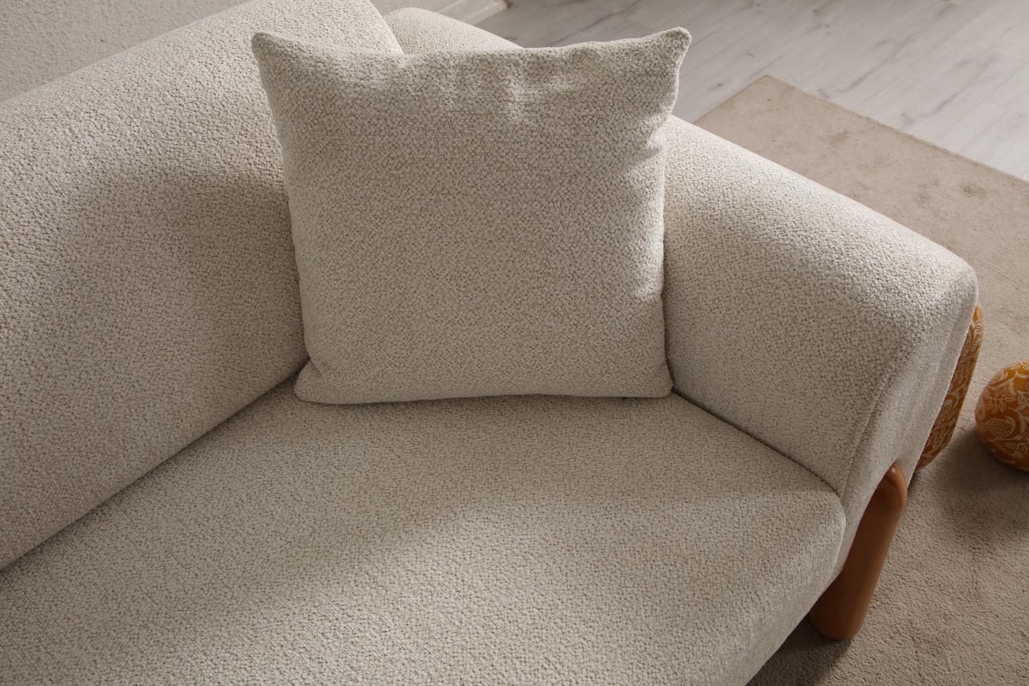 Entdecken Sie das Lyke 3-Sitzer Bettsofa in Sahne von Atelier Del Sofa – stilvolles Design trifft auf höchsten Komfort und praktische Funktionalität.