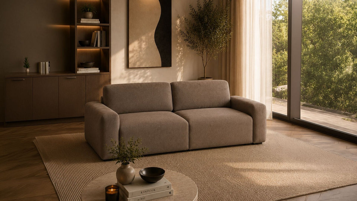 Braunes 3-Sitzer Sofa Mono Lilly von Hanah Home mit Buchenholz-Gestell, Kunststoffbeinen und gepolsterten Sitz- und Rückenkissen.