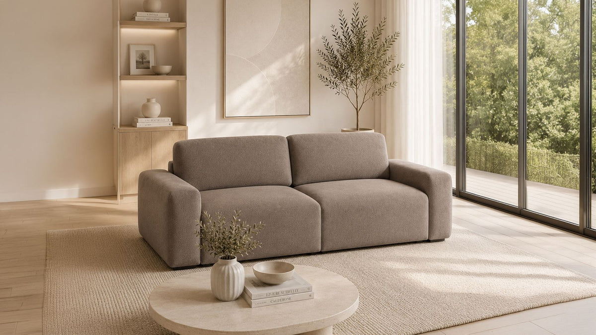 Braunes 3-Sitzer Sofa Mono Lilly von Hanah Home mit Buchenholz-Gestell, Kunststoffbeinen und gepolsterten Sitz- und Rückenkissen.