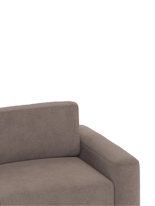 Braunes 3-Sitzer Sofa Mono Lilly von Hanah Home mit Buchenholz-Gestell, Kunststoffbeinen und gepolsterten Sitz- und Rückenkissen.