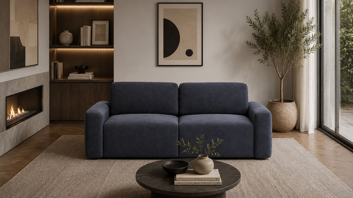 Petrolblaues 3-Sitzer Sofa Mono Lilly mit Buchenholzgestell, gepolsterten Sitzkissen und Kunststoffbeinen in einem Wohnzimmer.