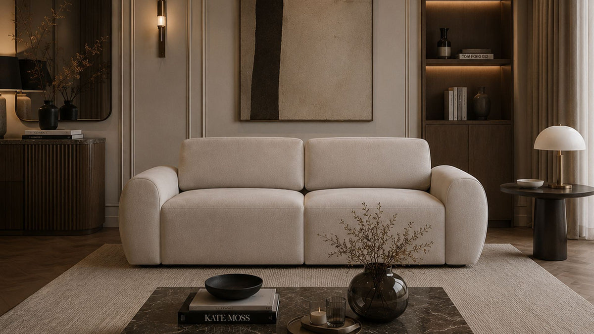 Ecrufarbenes 3-Sitzer Sofa Mono P mit Buchenholzgestell, Kunststoffbeinen und gepolsterten Sitzkissen, Sitzhöhe 45 cm, Frontalansicht.