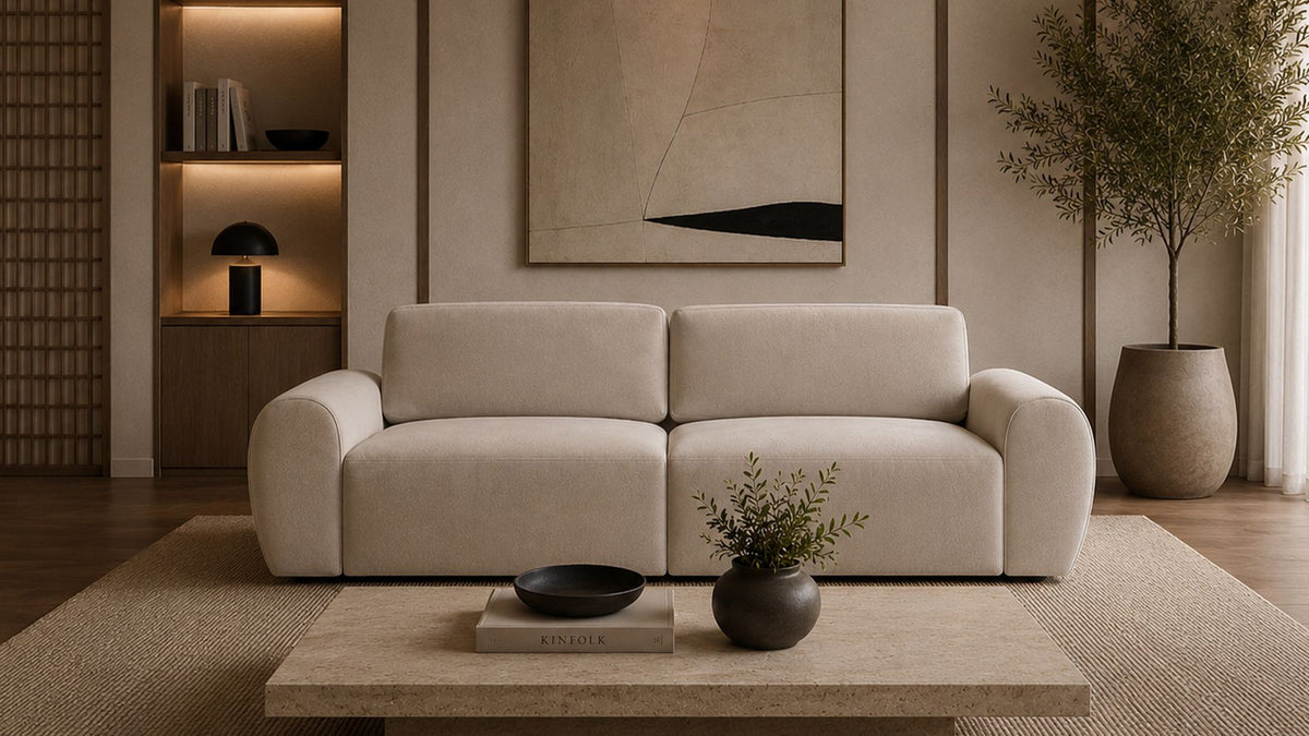 Ecrufarbenes 3-Sitzer Sofa Mono P mit Buchenholzgestell, Kunststoffbeinen und gepolsterten Sitzkissen, Sitzhöhe 45 cm, Frontalansicht.