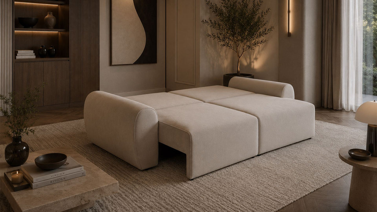 Ecrufarbenes 3-Sitzer Sofa Mono P mit Buchenholzgestell, Kunststoffbeinen und gepolsterten Sitzkissen, Sitzhöhe 45 cm, Frontalansicht.
