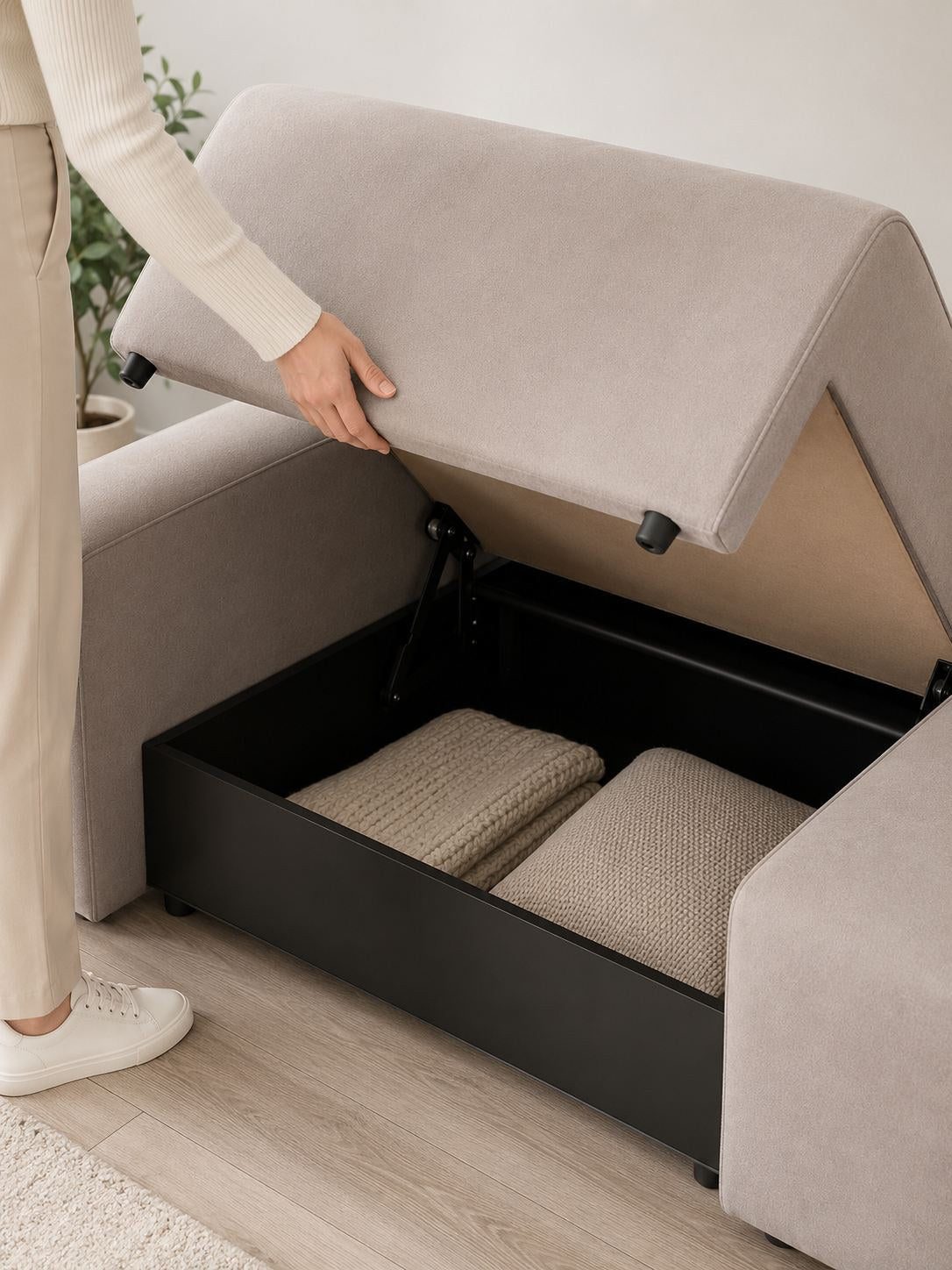 Ecrufarbenes 3-Sitzer Sofa Mono P mit Buchenholzgestell, Kunststoffbeinen und gepolsterten Sitzkissen, Sitzhöhe 45 cm, Frontalansicht.