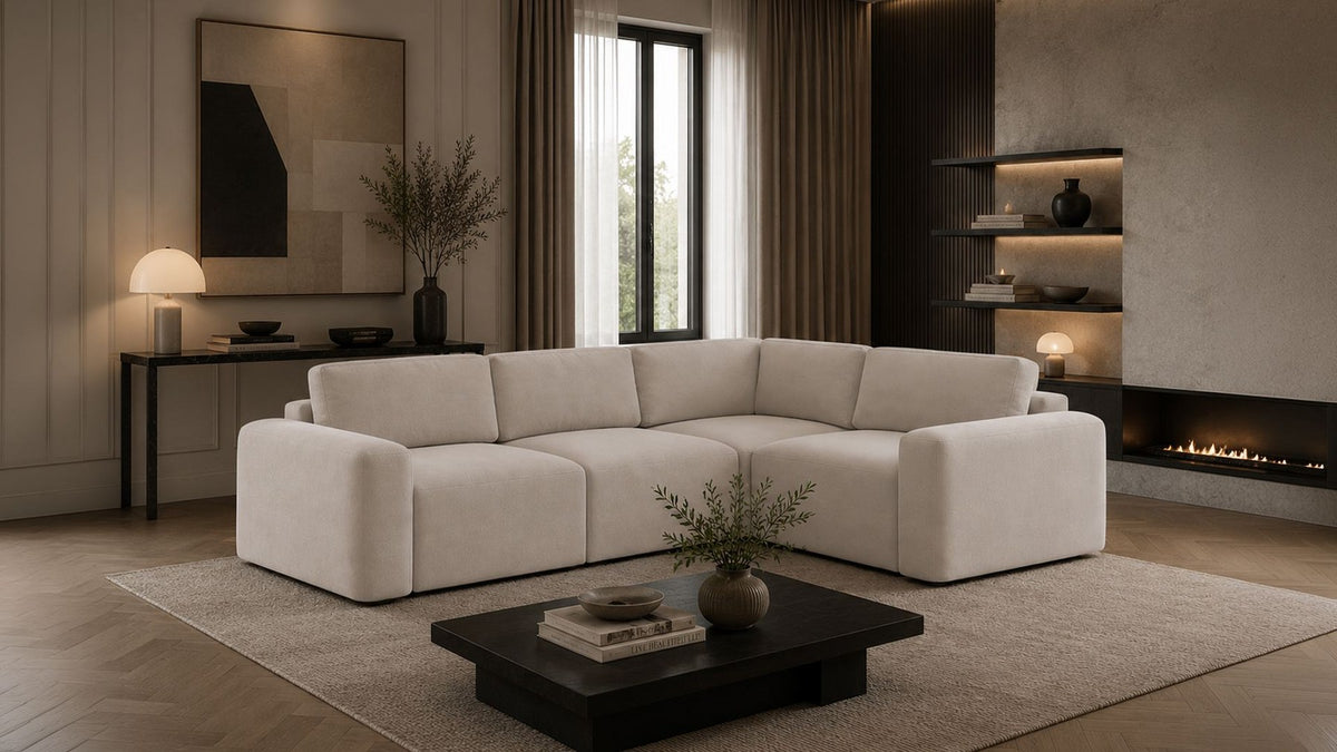 Ecksofa Mono Lilly rechts in Ecru mit Buchenholzgestell, gepolsterten Sitzkissen aus Schaumstoff und Kunststofffüssen, Sitzhöhe 45 Zentimeter.