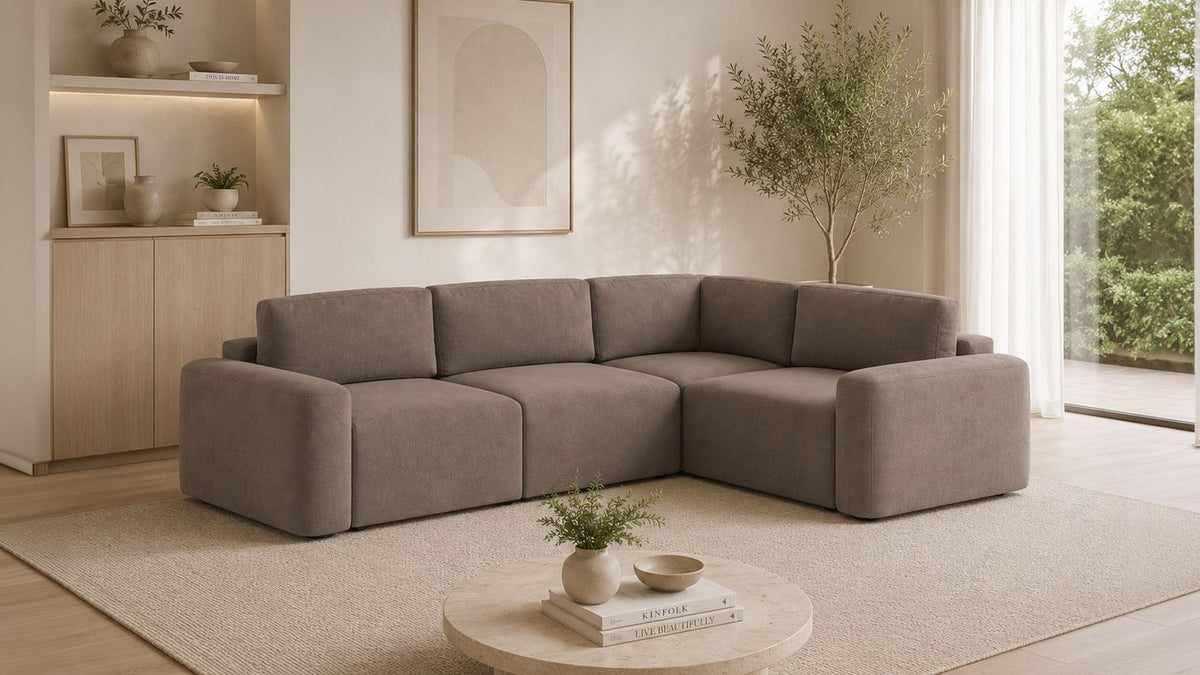 Braunes Ecksofa rechts der Mono Lilly Serie von Hanah Home mit Gestell aus Buchenholz und Spanplatte, Kunststoffbeinen und Polsterung.