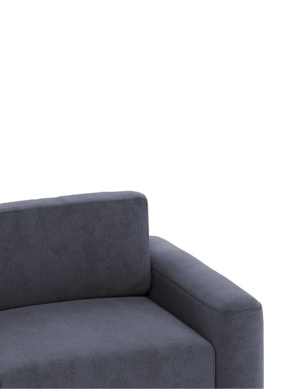 Petrolblaues Ecksofa Mono Lilly rechts von Hanah Home mit Buchenholzgestell, Kunststoffbeinen und gepolsterten Sitzflächen im Wohnraum.