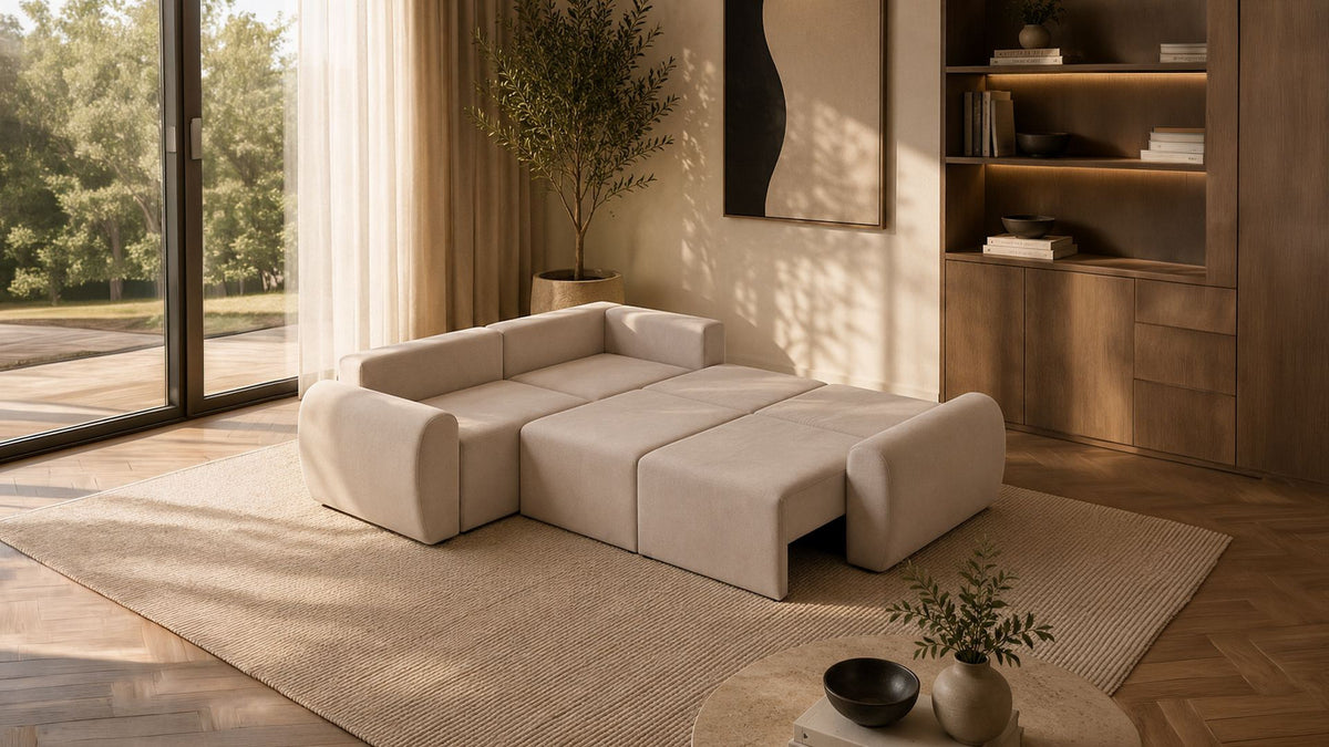Ecru-farbenes Ecksofa links mit Buchenholz-Gestell, Kunststoffbeinen und gepolsterten Sitz- und Rückenkissen, Grösse 315x305 cm.