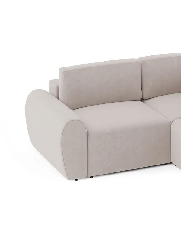 Ecru-farbenes Ecksofa links mit Buchenholz-Gestell, Kunststoffbeinen und gepolsterten Sitz- und Rückenkissen, Grösse 315x305 cm.