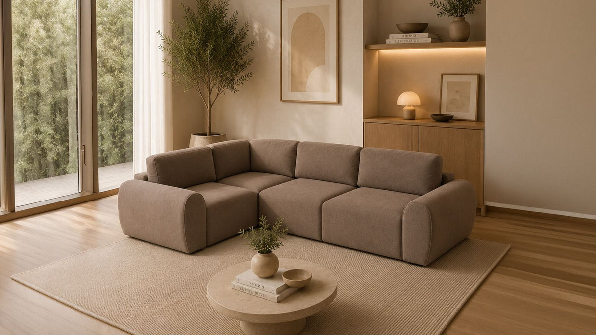 Braunes Ecksofa Mono P von Hanah Home mit Buchenholzgestell, Kunststoffbeinen und gepolsterten Sitz- und Rückenkissen, Ansicht von vorne.