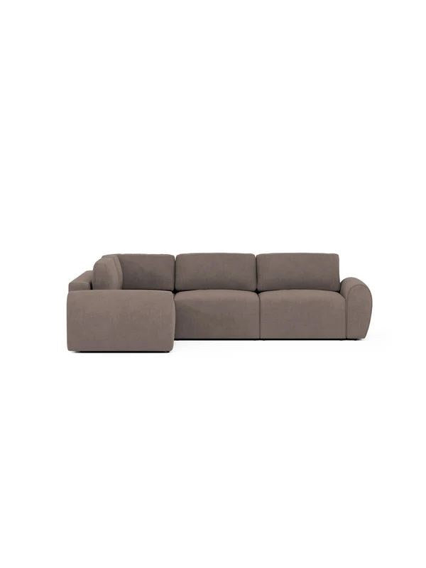 Braunes Ecksofa Mono P von Hanah Home mit Buchenholzgestell, Kunststoffbeinen und gepolsterten Sitz- und Rückenkissen, Ansicht von vorne.