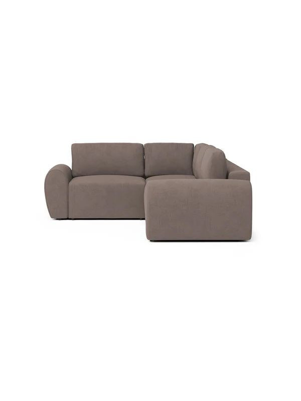 Braunes Ecksofa Mono P von Hanah Home mit Buchenholzgestell, Kunststoffbeinen und gepolsterten Sitz- und Rückenkissen, Ansicht von vorne.