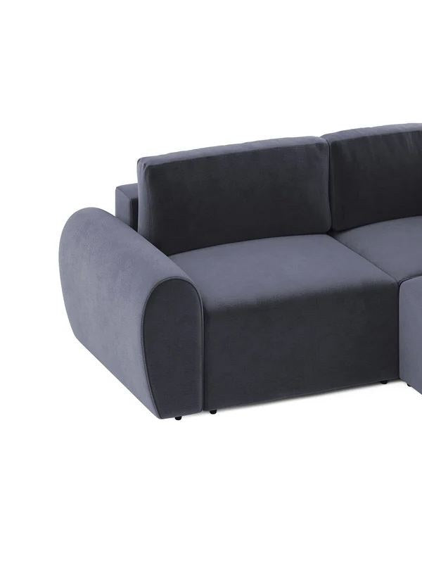Petrolblaues Ecksofa mit Buchenholzgestell, Kunststoffbeinen und gepolsterten Sitzkissen, links ausgerichtet, Frontalansicht.