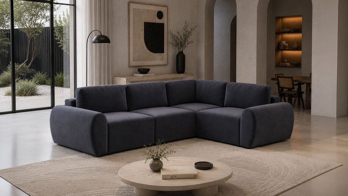 Ecksofa rechts in Petrolblau mit Buchenholzgestell, Spanplatte und Kunststoffbeinen, Sitzhöhe 45 cm, von Hanah Home.