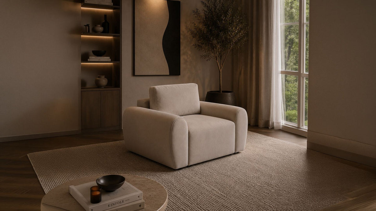 Cremefarbenes 1-Sitzer Sofa Mono P aus Buchenholz mit Kunststoffbeinen, gepolsterter Sitzfläche und Rückenlehne, Frontalansicht auf hellem Hintergrund.