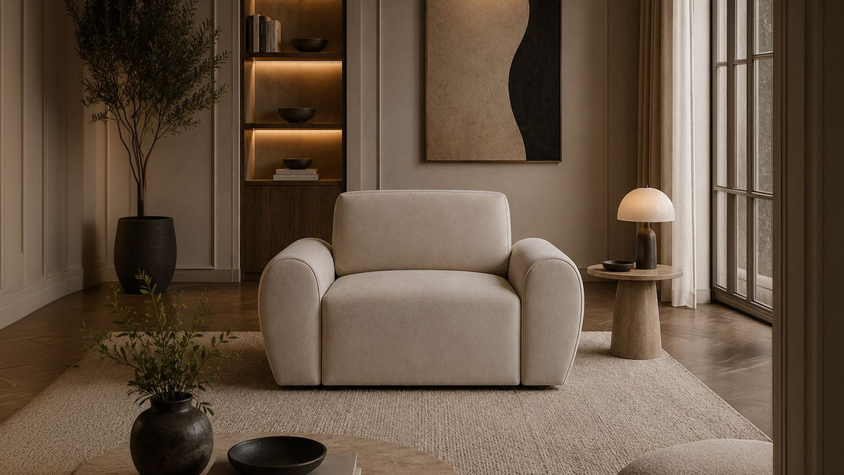 Cremefarbenes 1-Sitzer Sofa Mono P aus Buchenholz mit Kunststoffbeinen, gepolsterter Sitzfläche und Rückenlehne, Frontalansicht auf hellem Hintergrund.