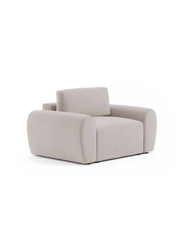 Cremefarbenes 1-Sitzer Sofa Mono P aus Buchenholz mit Kunststoffbeinen, gepolsterter Sitzfläche und Rückenlehne, Frontalansicht auf hellem Hintergrund.