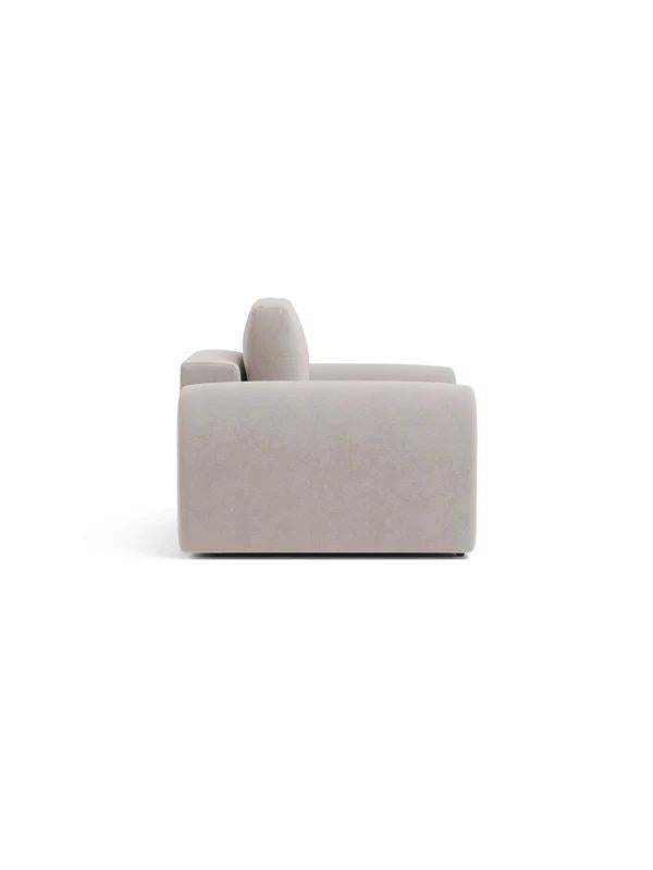 Cremefarbenes 1-Sitzer Sofa Mono P aus Buchenholz mit Kunststoffbeinen, gepolsterter Sitzfläche und Rückenlehne, Frontalansicht auf hellem Hintergrund.