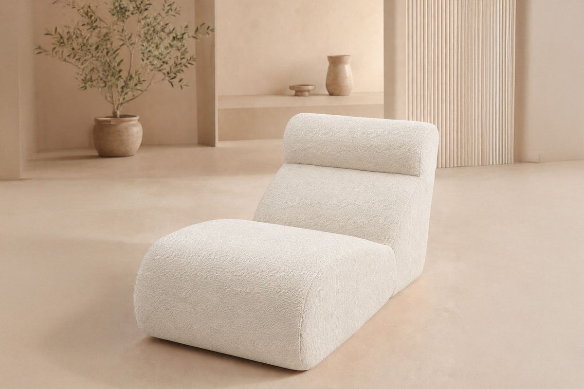 Weisses Tagesbett Happy Relax von Hanah Home aus Schaumstoff, rahmenlose Bauform, kompakte Liegefläche, Frontalansicht des Möbelstücks.