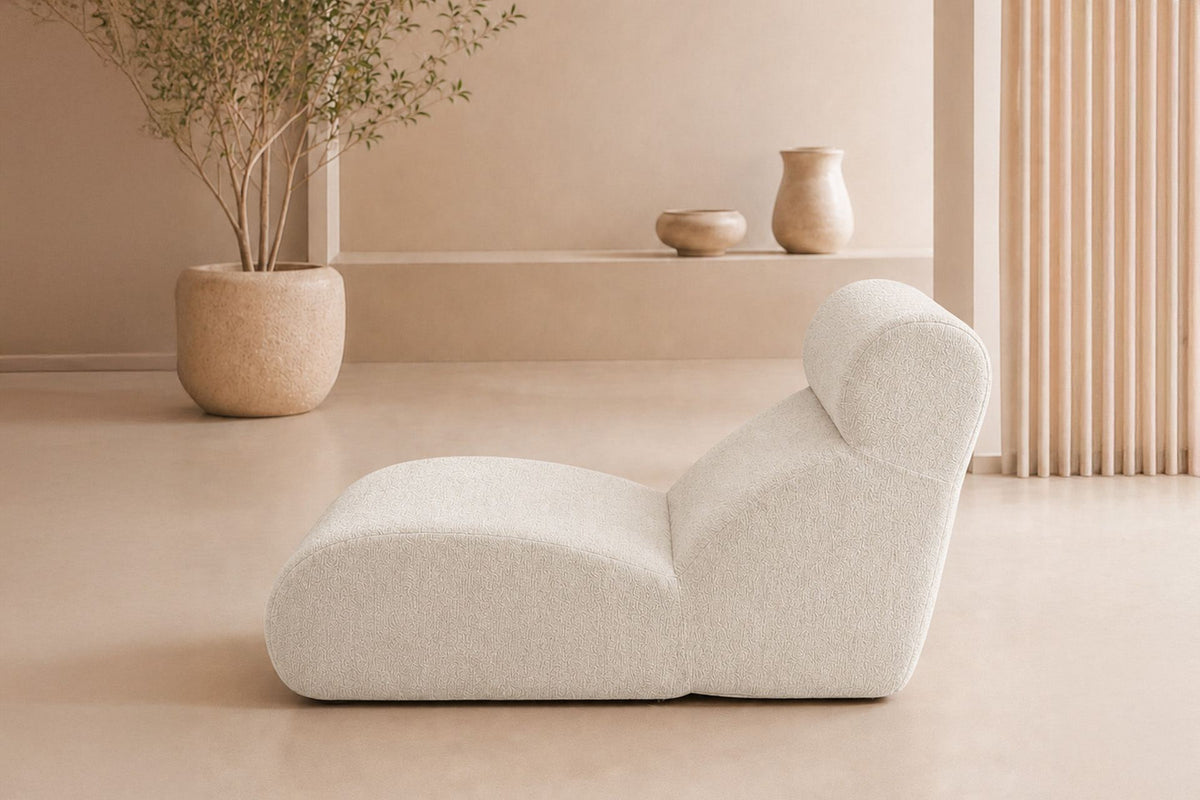 Weisses Tagesbett Happy Relax von Hanah Home aus Schaumstoff, rahmenlose Bauform, kompakte Liegefläche, Frontalansicht des Möbelstücks.