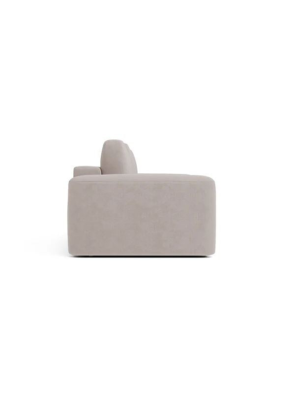 Ecrufarbenes 3-Sitzer Sofa Mono Lilly mit Gestell aus Buchenholz und Spanplatte, Kunststoffbeinen und gepolsterten Sitzkissen.