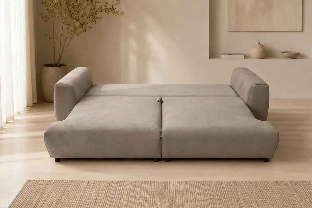 Beiges 3-Sitzer Schlafsofa aus Polyesterstoff mit Buchenholzgestell, Kunststoffbeinen und geschnittenem Schaumstoff-Kissen.
