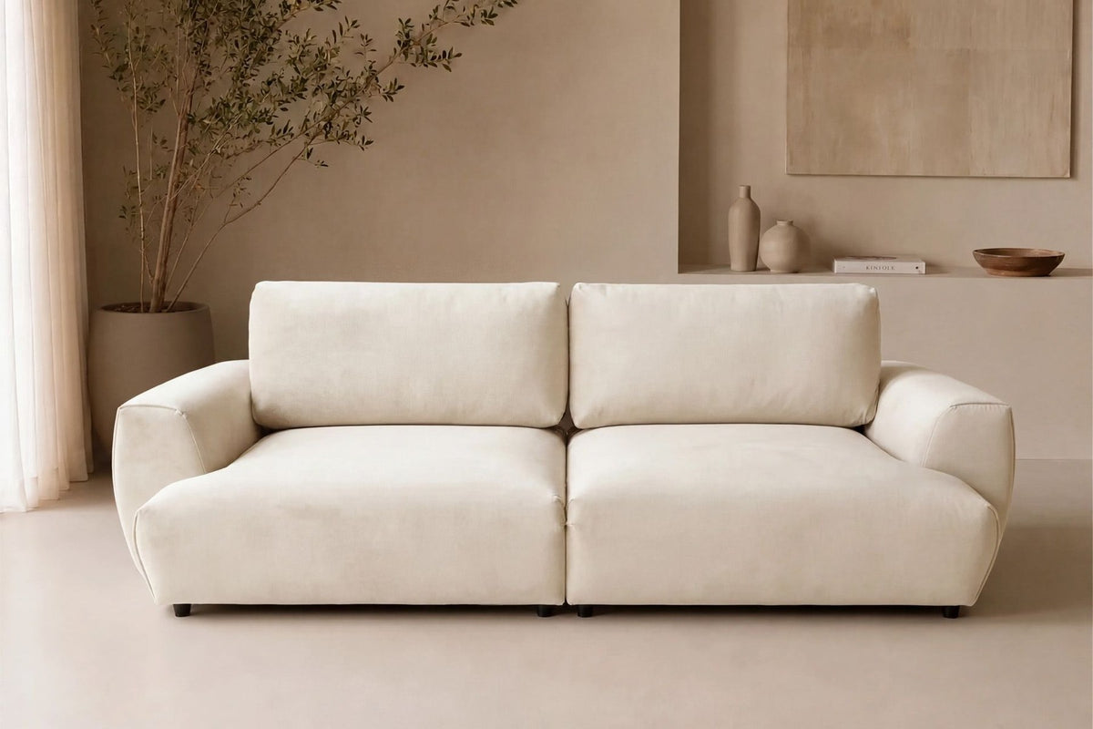 Cremefarbenes 3-Sitzer Schlafsofa Arthur aus Polyesterstoff mit Buchenholzgestell, Kunststoffbeinen und verstellbarer Rückenlehne, zwei Kissen inklusive.