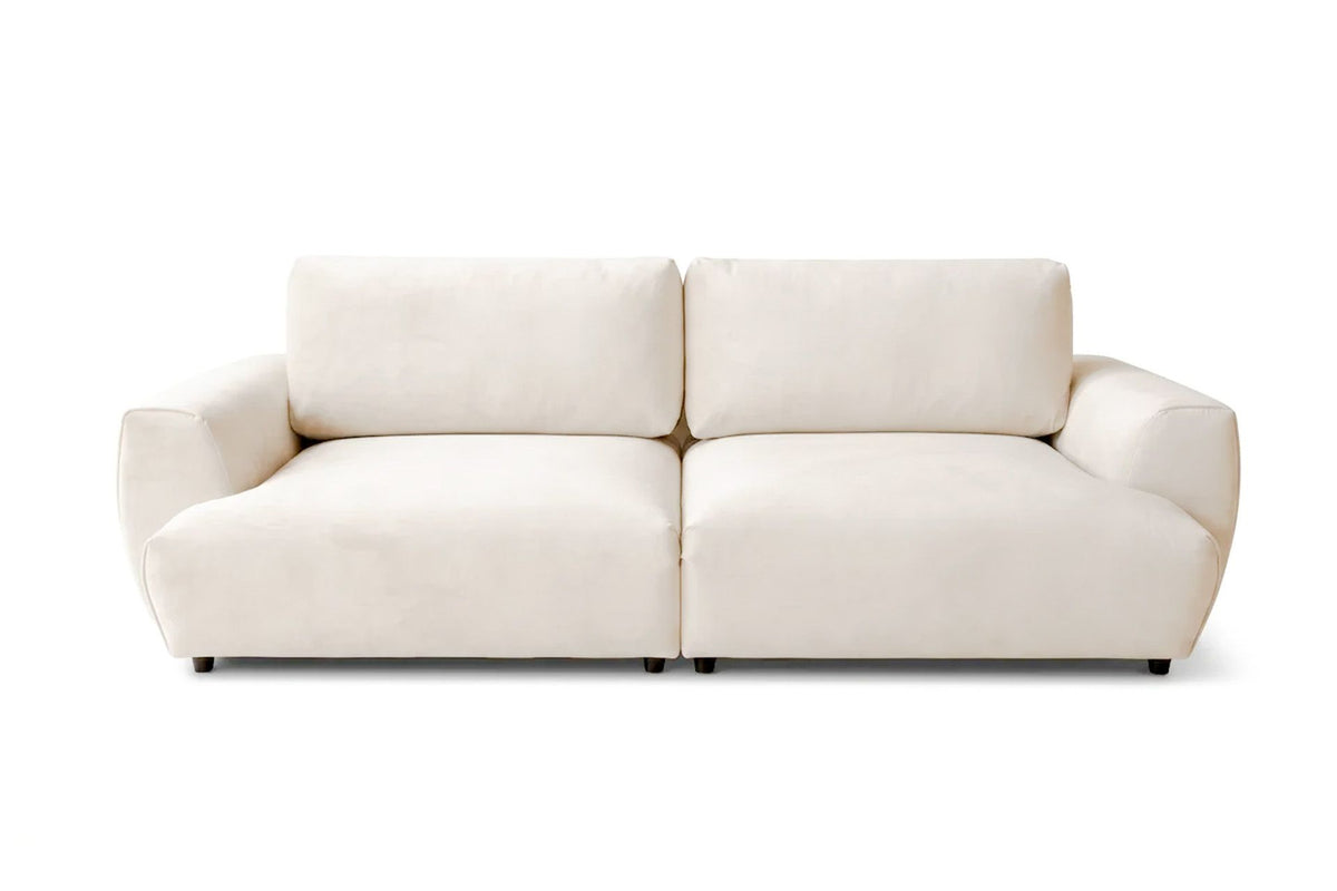Cremefarbenes 3-Sitzer Schlafsofa Arthur aus Polyesterstoff mit Buchenholzgestell, Kunststoffbeinen und verstellbarer Rückenlehne, zwei Kissen inklusive.