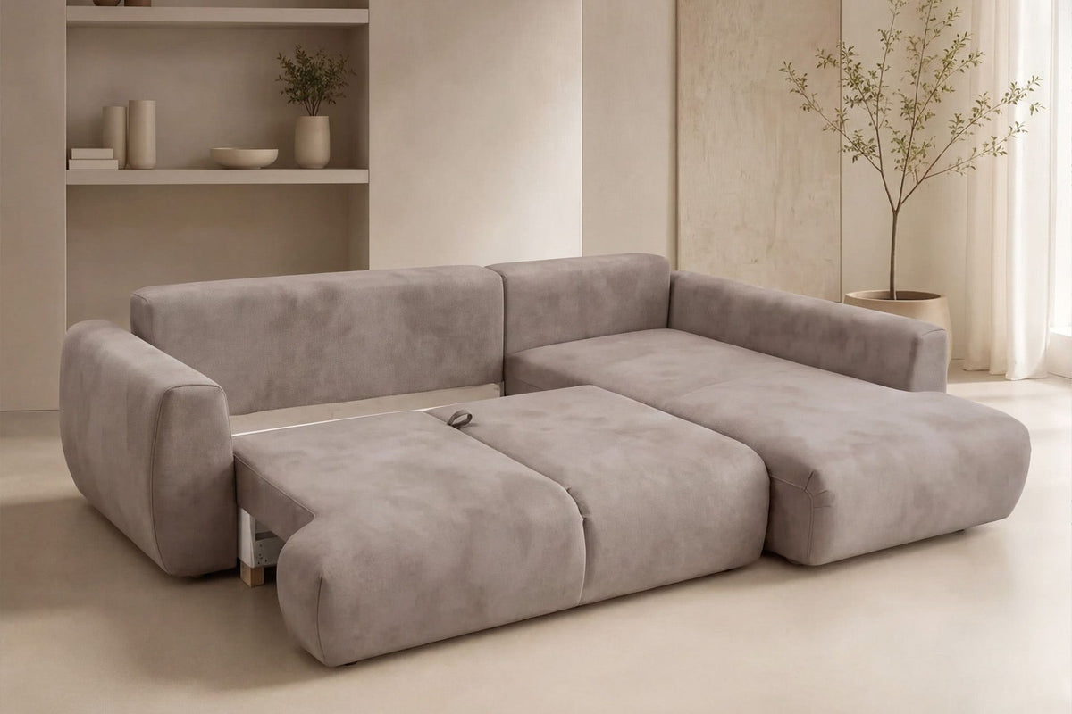 Beiges Ecksofa Arthur von Hanah Home mit Schlaffunktion, Polyesterbezug, Buchenholzgestell und Kunststoffbeinen, rechte Ausführung.