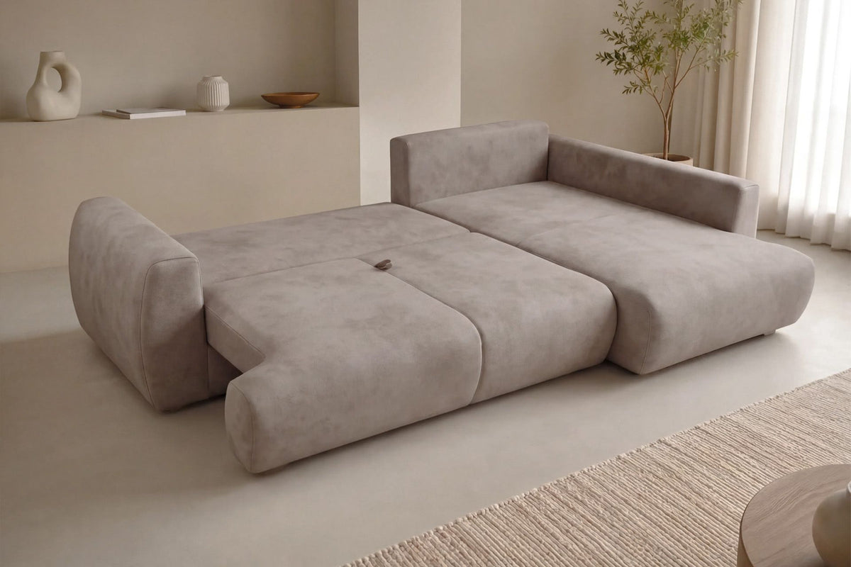 Beiges Ecksofa Arthur von Hanah Home mit Schlaffunktion, Polyesterbezug, Buchenholzgestell und Kunststoffbeinen, rechte Ausführung.
