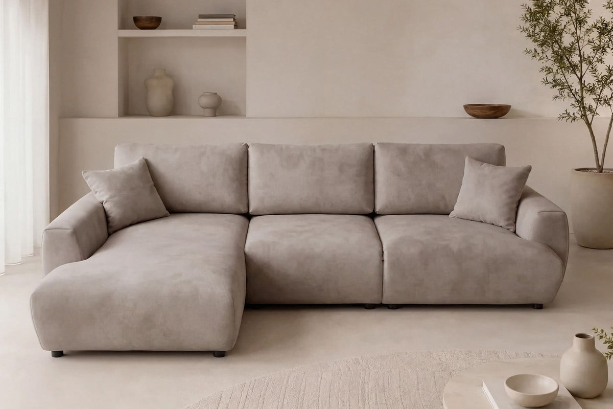 Beiges Ecksofa links mit Schlaffunktion, Polyesterbezug, Gestell aus Buchenholz und Spanplatte, Kunststoffbeine, Stauraum unter der Sitzfläche.