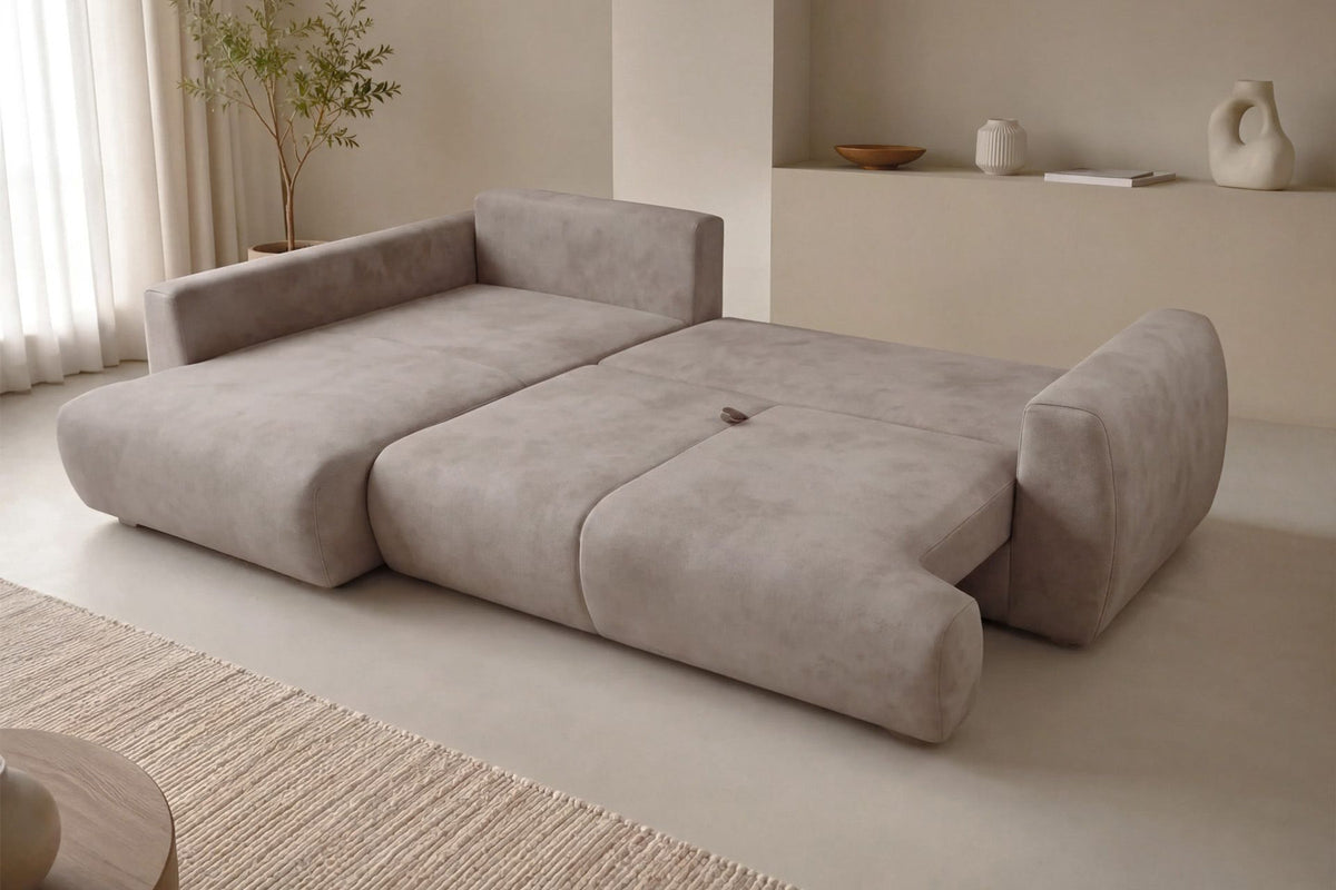 Beiges Ecksofa links mit Schlaffunktion, Polyesterbezug, Gestell aus Buchenholz und Spanplatte, Kunststoffbeine, Stauraum unter der Sitzfläche.