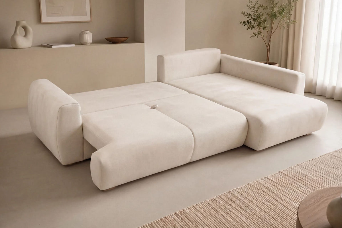 Ecru-farbenes Ecksofa rechts mit Schlaffunktion von Hanah Home, Polyesterbezug, Buchenholz-Gestell, Kunststoffbeinen, Staufach unter Sitzfläche.