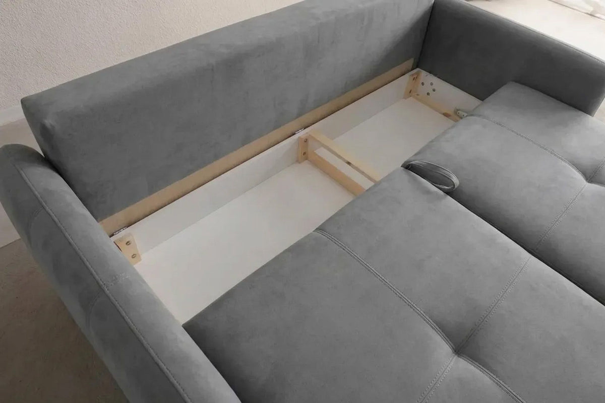 Graues 3-Sitzer Schlafsofa Magic von Hanah Home mit Polyesterbezug, Kunststoffbeinen und zwei Kissen auf hellem Hintergrund.