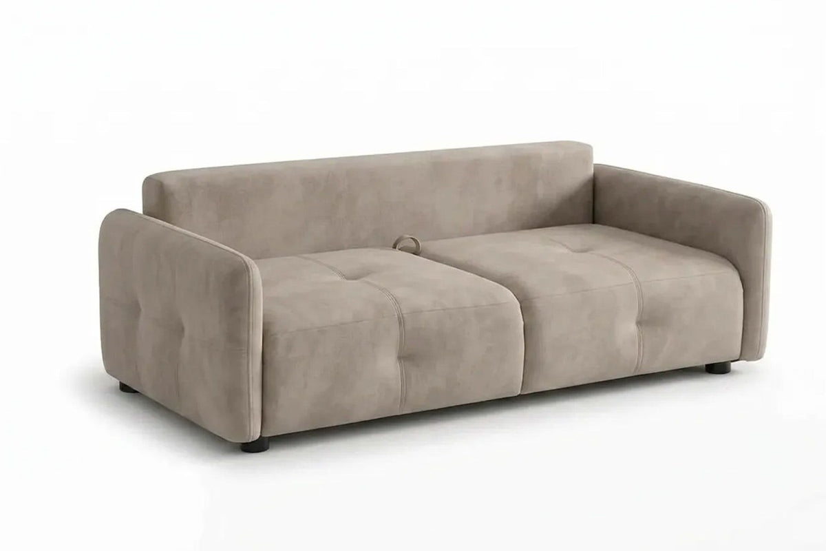 Beige Schlafsofa mit drei Sitzplätzen, Polyesterbezug, Kunststoffbeinen und zwei Kissen, freigestellt vor weissem Hintergrund fotografiert.