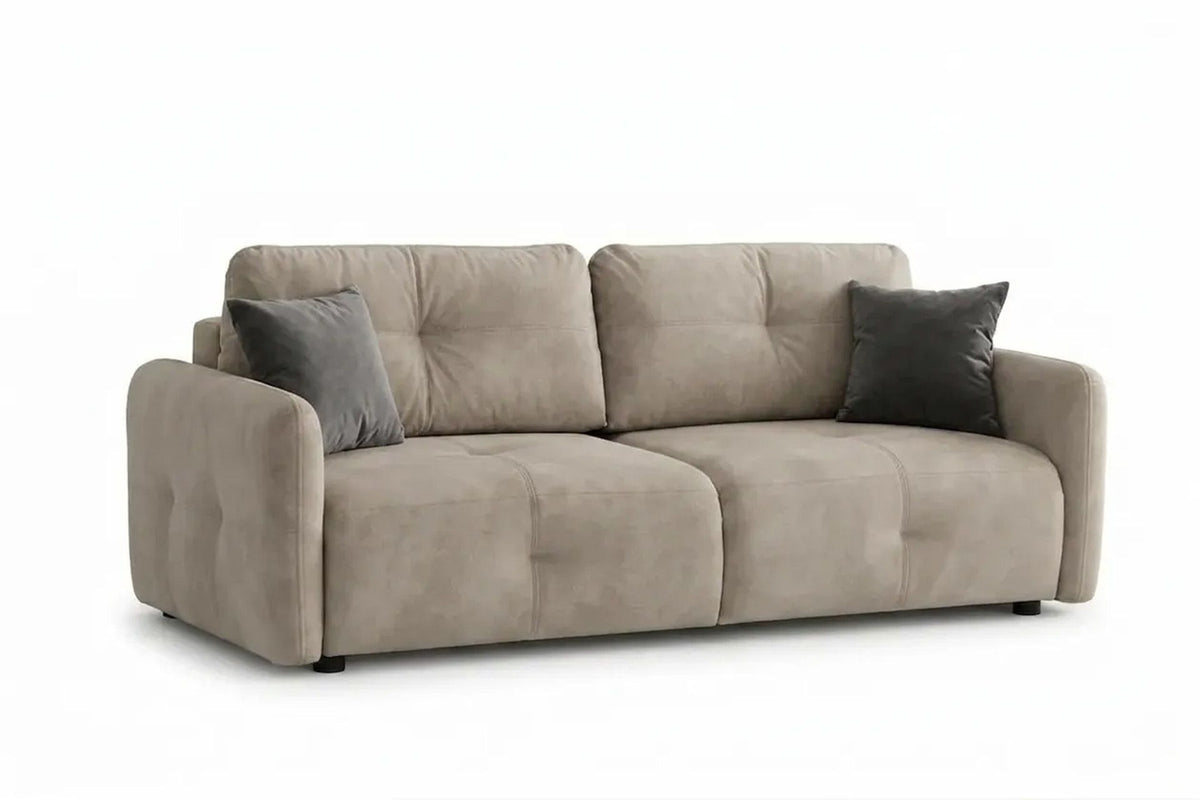 Beige Schlafsofa mit drei Sitzplätzen, Polyesterbezug, Kunststoffbeinen und zwei Kissen, freigestellt vor weissem Hintergrund fotografiert.