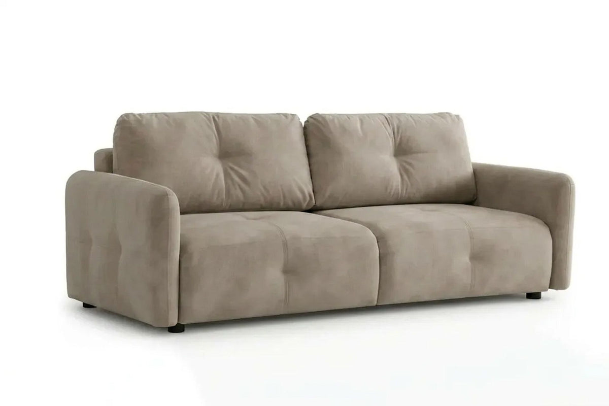Beige Schlafsofa mit drei Sitzplätzen, Polyesterbezug, Kunststoffbeinen und zwei Kissen, freigestellt vor weissem Hintergrund fotografiert.