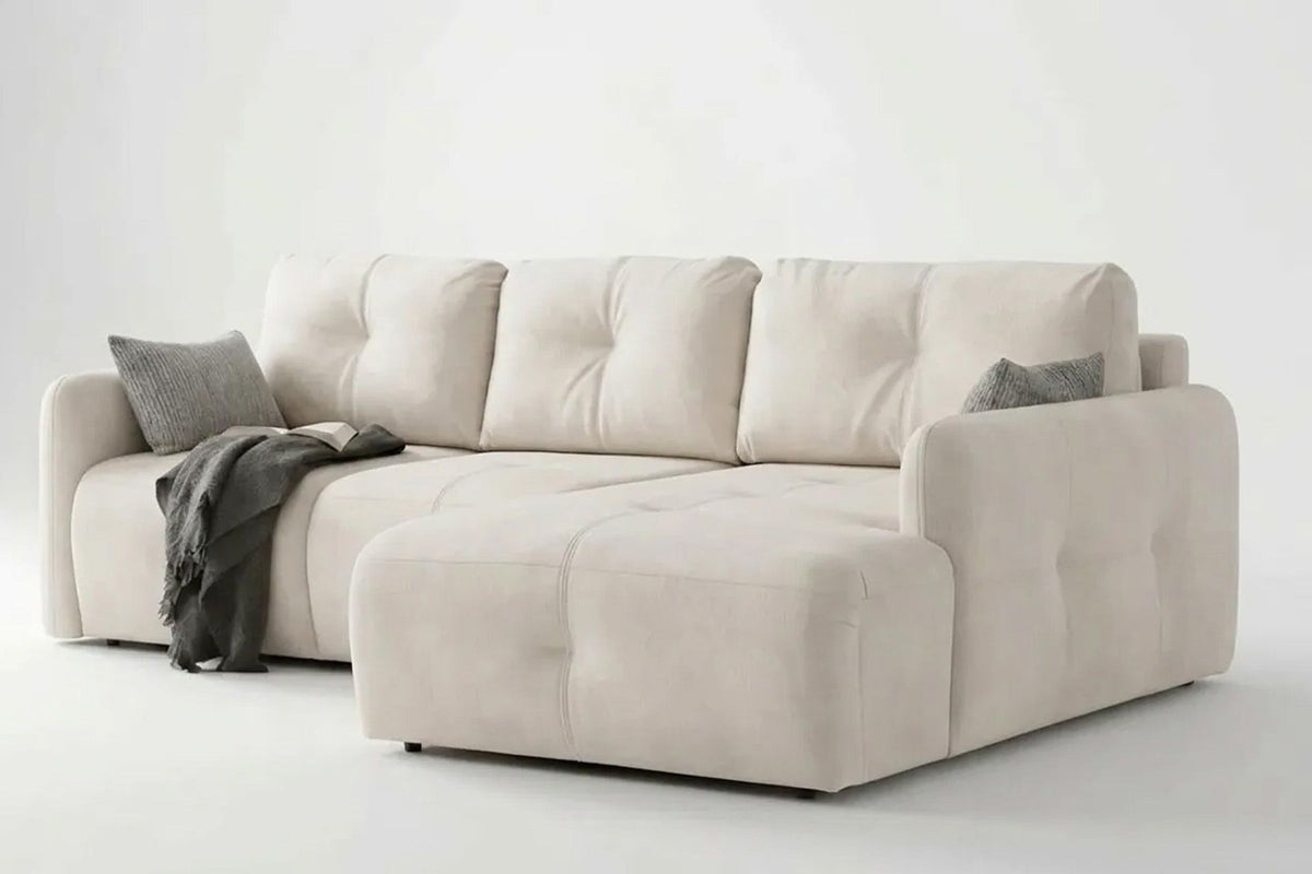 Eck-Schlafsofa rechts in Ecru von Hanah Home mit Polyesterbezug, Buchenholzgestell, Kunststoffbeinen und zwei Zierkissen auf hellem Hintergrund.