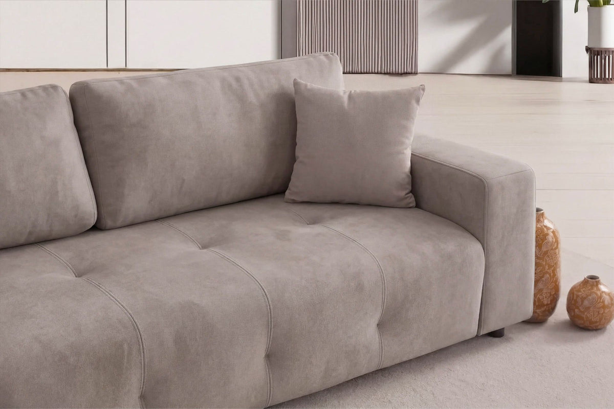 Beiges 3-Sitzer Schlafsofa Magnum von Hanah Home mit Polyesterbezug, Buchenholzgestell, Kunststoffbeinen und Staufach unter der Sitzfläche.