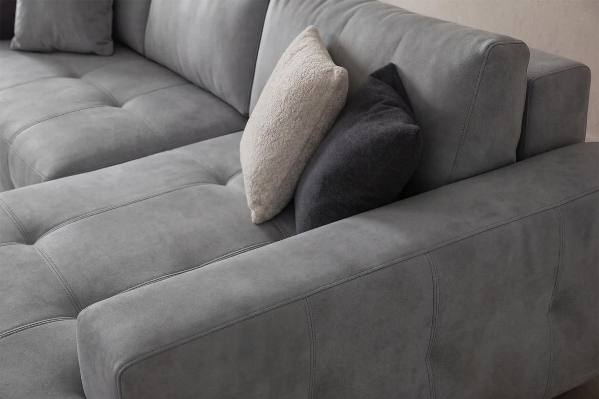 Graues Eck-Schlafsofa Magnum von Hanah Home aus Polyesterstoff mit Buchenholzgestell, rechts ausgerichtet, inklusive zwei Kissen.