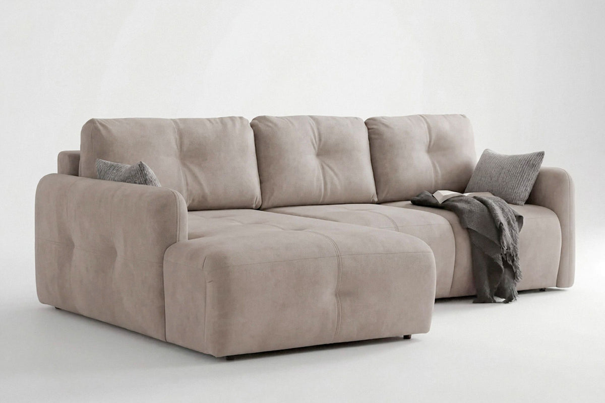 Beiges Eck-Schlafsofa Magnum von Hanah Home mit Polyesterbezug, Buchenholzgestell, Kunststoffbeinen und zwei losen Kissen, links ausgerichtet.